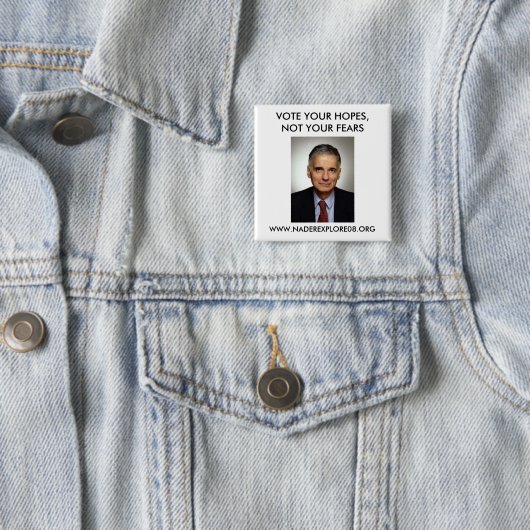 BADGE CARRÉ 5 CM RALPH NADER 08 (En situation)