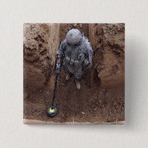 Badge Carré 5 Cm Recherches de spécialiste d'une cachette d'armes