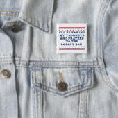 Badge Carré 5 Cm Réflexions et prières sur les urnes (En situation)
