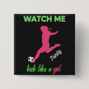Badge Carré 5 Cm Regarde-moi botter comme une fille de football