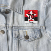 Badge Carré 5 Cm Regardez qui a 70 ans | 70e anniversaire (En situation)