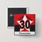 Badge Carré 5 Cm Regardez qui est 30 (Devant & derrière)