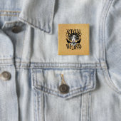 Badge Carré 5 Cm Restez Bizarre (En situation)
