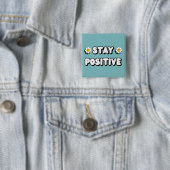 Badge Carré 5 Cm Restez Positif (En situation)