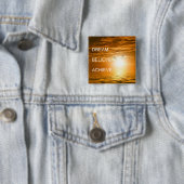 Badge Carré 5 Cm rêver il croit atteindre sa motivation (En situation)