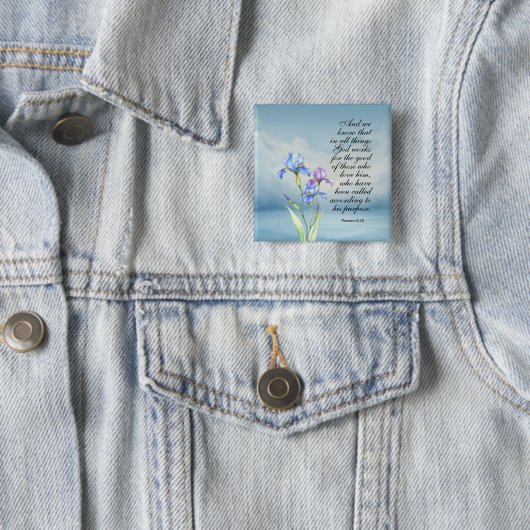 Badge Carré 5 Cm Romans 8:28 Iris Aquarelle (En situation)