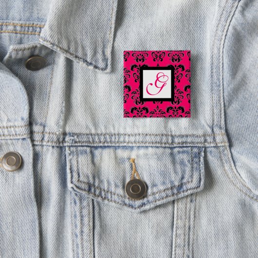 BADGE CARRÉ 5 CM ROSE FUCHSIA DAMASK CARRÉ BLANC MONOGRAM (En situation)