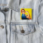 Badge Carré 5 Cm Rosie la riveteuse (En situation)