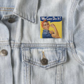 Badge Carré 5 Cm Rosie le Riveter : Une femme forte pour l'autonomi (En situation)