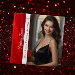 Badge Carré 5 Cm Ruby Shine Pageant Sash Bouton Pin<br><div class="desc">Sécurisez votre sash en style avec cette épingle personnalisable de bouton avec l'arrière - plan ruby brillant. Entrez votre nom et téléchargez votre photo pour créer l'épingle de concours personnalisé ultime à porter lors de concours ou d'événements promotionnels. Faisant partie de la collection d'accessoires de concours de Pageant Printables, cette...</div>