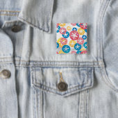 Badge Carré 5 Cm Sable Dollar Jaune Rouge Bleu Motif (En situation)