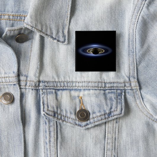 Badge Carré 5 Cm Saturne Éclipse le Soleil de Cassini Orbiter (En situation)