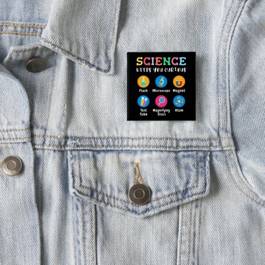 Badge Carré 5 Cm Science keeps you curious (En situation)