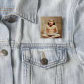 Badge Carré 5 Cm Scribe posé en tailleur (En situation)