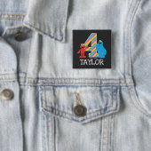 Badge Carré 5 Cm Sesame Street Pals Chalkboard Arc-en-ciel 4e anniv (En situation)
