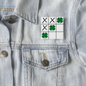 Badge Carré 5 Cm Shamrock Tic Tac Toe (En situation)