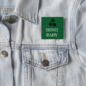 Badge Carré 5 Cm Shamrocks vert foncé (En situation)