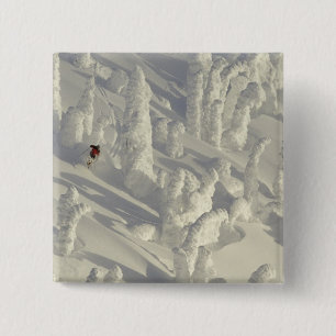 Badge Carré 5 Cm Skieur alpin dans l'épais brouillard de neige à Bi