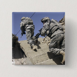 Badge Carré 5 Cm Soldats montant l'escalier d'un bâtiment