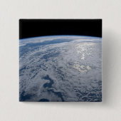 Badge Carré 5 Cm Soleil Brillant Sur L'Océan Pacifique Sud. (Devant)