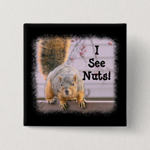 Badge Carré 5 Cm SQUIRREL, "Je Vois Des Noix !" NIP carré