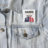 Badge Carré 5 Cm Stars and Stripes Kamala Harris pour Président 202 (En situation)