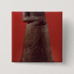 Badge Carré 5 Cm Statue de Napirasu, épouse de roi d'Elamite