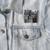 Badge Carré 5 Cm Statue de Voltaire (En situation)