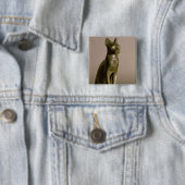 Badge Carré 5 Cm Statuette d'un chat représentant la déesse Bastet (En situation)