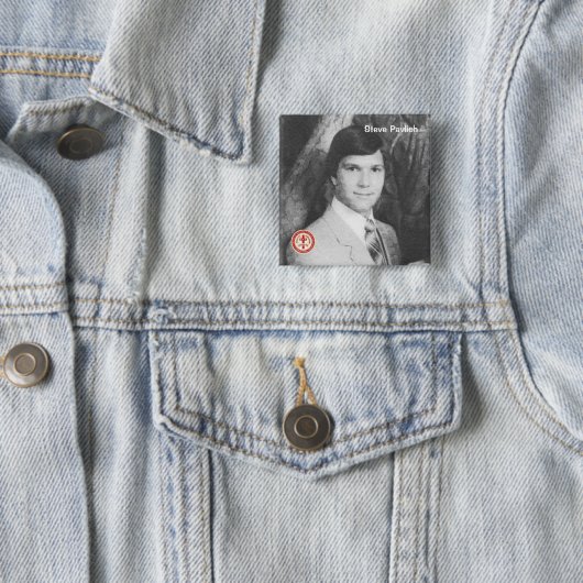 Badge Carré 5 Cm Steve Pavlich (En situation)