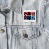 Badge Carré 5 Cm Suicide Squad | et logo bleu (En situation)
