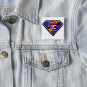 Badge Carré 5 Cm Superman S-Shield | Purple Airbrush Logo (En situation)