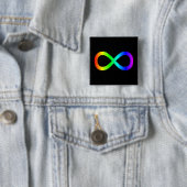 Badge Carré 5 Cm Symbole d'infini arc-en-ciel (En situation)