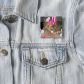 Badge Carré 5 Cm Tabby à Kitty Chat de Pâques (En situation)