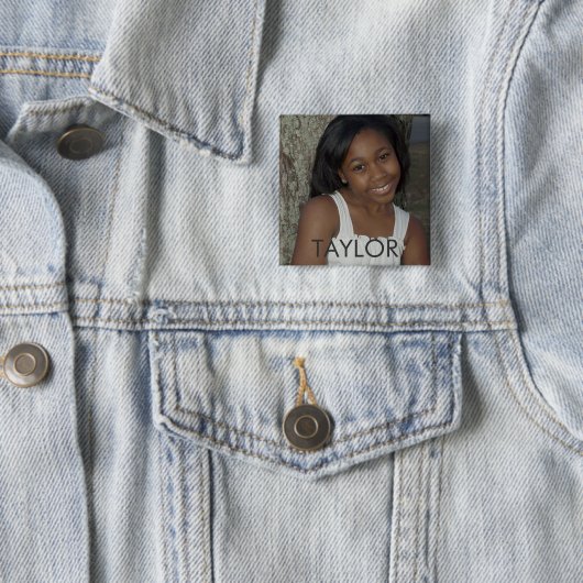 BADGE CARRÉ 5 CM TAYLOR (En situation)