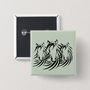 Badge Carré 5 Cm Tête de cheval noir sur fond vert
