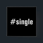 Badge Carré 5 Cm Texte de typographie du mot clé #Single Funny<br><div class="desc">Bouton carré avec un hashtag #SINGLE et drôle tendance typographie de texte blanc.</div>