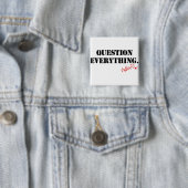 Badge Carré 5 Cm Tout remettre en question (En situation)
