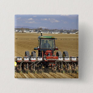Badge Carré 5 Cm Tracteur tirant un semoir de maïs semence.