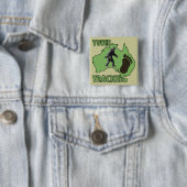 Badge Carré 5 Cm Traqueur de Yowie (En situation)