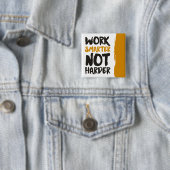 Badge Carré 5 Cm Travailler plus intelligent pas plus dur (En situation)