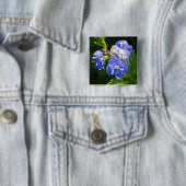 Badge Carré 5 Cm Trois fleurs bleues (En situation)