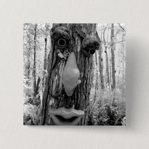 Badge Carré 5 Cm Troll des arbres sur un grand arbre cyprès.