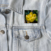 Badge Carré 5 Cm Tulipe jaune (En situation)