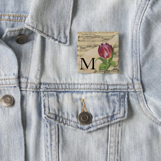 Badge Carré 5 Cm Tulipe violette Partition Monogramme initial M (En situation)