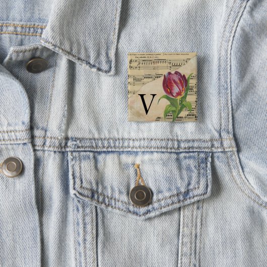 Badge Carré 5 Cm Tulipe violette Partition Monogramme initial V (En situation)