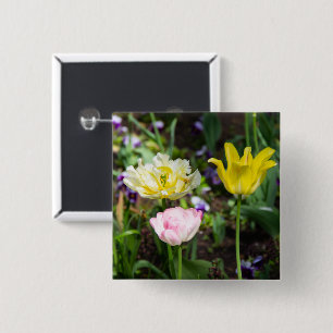 Badge Carré 5 Cm Tulipes blanches, roses et jaunes dans le jardin