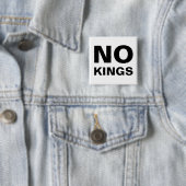 Badge Carré 5 Cm typo protestation No Kings audacieuse (En situation)
