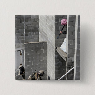 Badge Carré 5 Cm Un agresseur marin et de rôle-playing d'ennemi