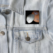 Badge Carré 5 Cm Un Appareil Spatial Encaissé D'Aérocoque En Approc (En situation)